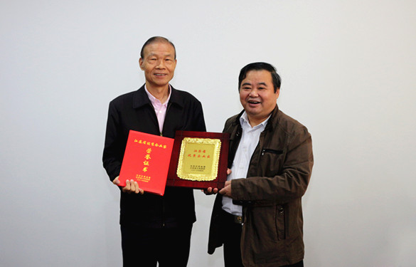 2016年10月12日，常州市經(jīng)信委副主任潘仁賢一行來(lái)上上電纜參觀調(diào)研，并為集團(tuán)董事長(zhǎng)丁山華頒發(fā)江蘇省優(yōu)秀企業(yè)家獎(jiǎng)牌