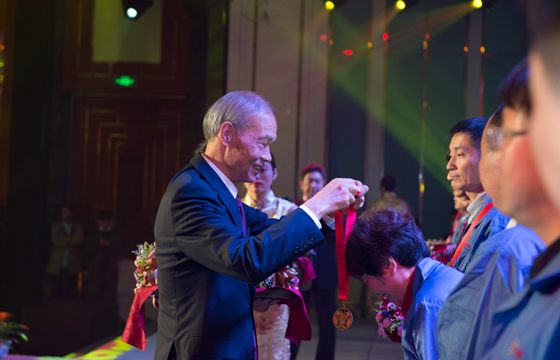 十大功勛員工、十大優(yōu)秀員工頒獎(jiǎng)、給董事長(zhǎng)送禮物精彩瞬間